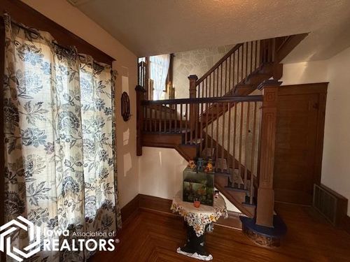 401 N Walnut St, New London, IA, 52645-1042 | Card Image