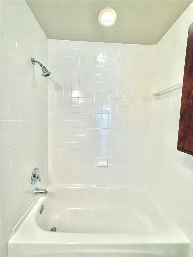 Full bathroom with shower / bathtub combination | Image 8