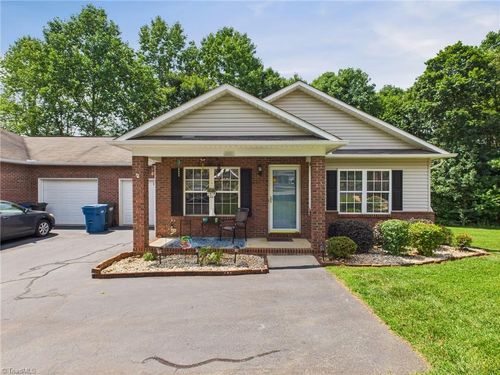 2541 26th Ave Ne, Hickory, NC, 28601-9067 | Card Image