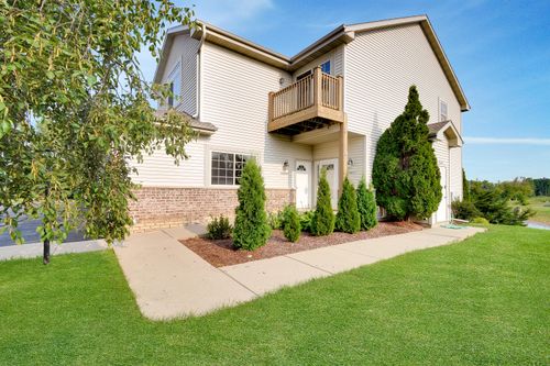 W197N16879 Stonewall Dr, Jackson, WI, 53037-8615 | Card Image