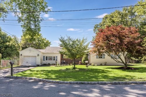 5 Pinewood Ter, Fairfield, NJ, 07004-3810 | Card Image