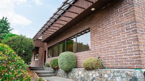 760 Enterprise Cres, Victoria, BC, V8Z6R4 | Card Image
