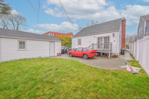 216 Home St, Valley Stream, NY, 11580-2834 | Card Image