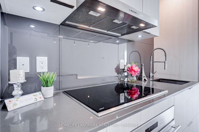 6108 - 1 Bloor St E, Condo with 2 bedrooms, 2 bathrooms and 1 parking in Toronto ON | Image 15