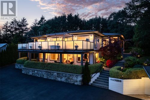 834 Royal Oak Ave, Victoria, BC, V8X3T2 | Card Image