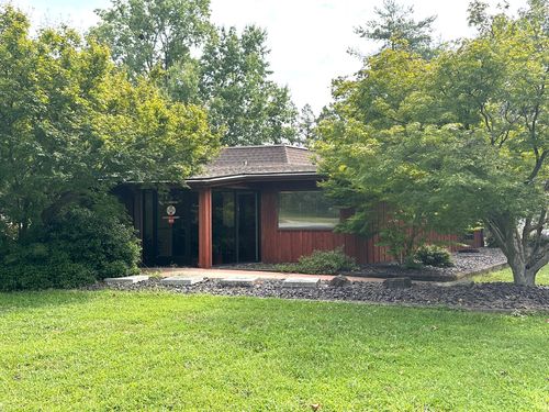 303 N Robinson Cir, Carbondale, IL, 62901-1004 | Card Image