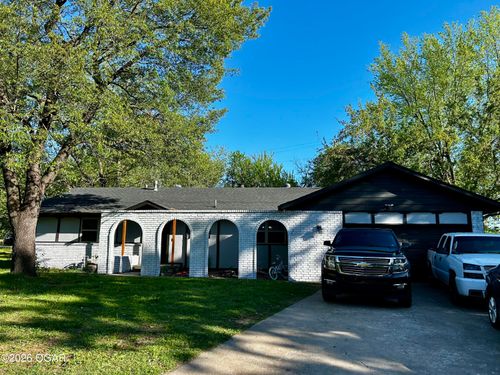 809 E Wickersham Dr, Webb City, MO, 64870-2463 | Card Image