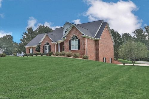 531 Westbrook St, Jonesville, NC, 28642-9415 | Card Image