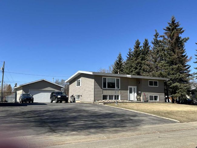 10918 97 Street, Home with 3 bedrooms, 1 bathrooms and 4 parking in Grande Prairie AB | Image 2