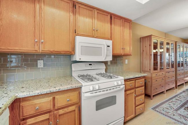 677 Summer View Cir, Townhouse with 2 bedrooms, 3 bathrooms and 2 parking in Encinitas CA | Image 11