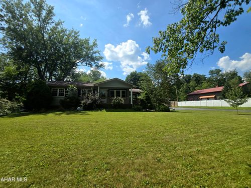 897 Burns Ave, Altoona, PA, 16601-9124 | Card Image