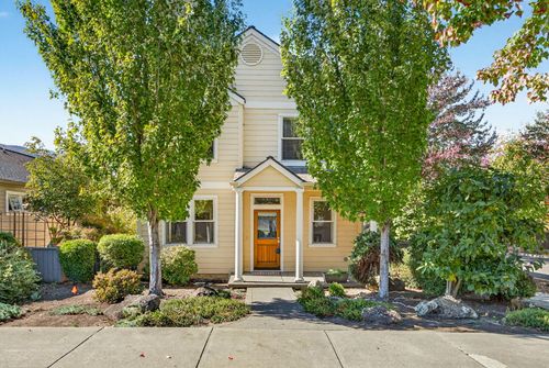 557 N Mountain Ave, Ashland, OR, 97520-9658 | Card Image