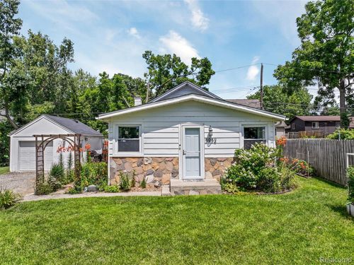 3932 Oak Knoll Rd, Waterford, MI, 48328-4068 | Card Image