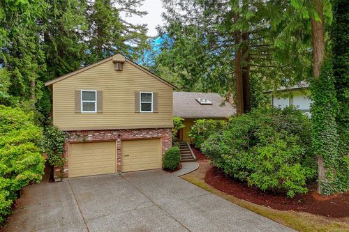 1005 Kentwood Pl, Victoria, BC, V8Y2R2 | Card Image