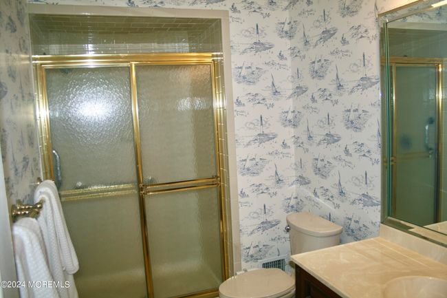 Master bath with separate make-up vanity | Image 17