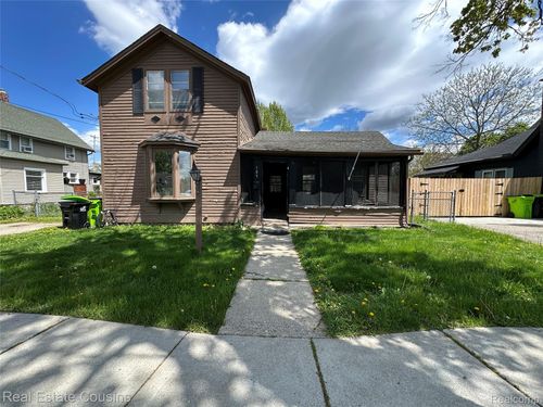 105 S Pine St, Fenton, MI, 48430-2141 | Card Image