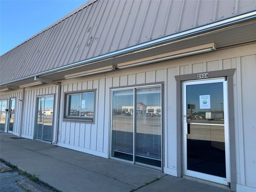 2924 E Austin St, Giddings, TX, 78942-9744 | Card Image