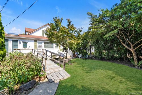 25 Bella Vista Ave, Glen Cove, NY, 11542-4371 | Card Image