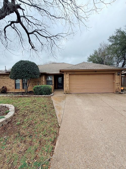 5720 Sterling Green Trl, Arlington, TX, 76017-4222 | Card Image