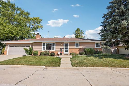 8526 W Hayes Pl, WEST ALLIS, WI, 53227-2537 | Card Image