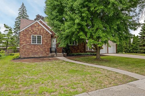 1003 Fisher Rd, Grosse Pointe, MI, 48230-1286 | Card Image