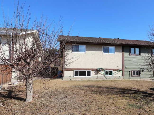 5104 38 Street, Home with 2 bedrooms, 1 bathrooms and 2 parking in Ponoka AB | Image 2