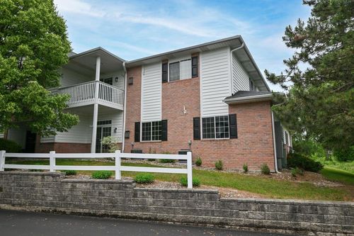 2-W241N2533 E Parkway Meadows Circle, Pewaukee, WI, 53072 | Card Image