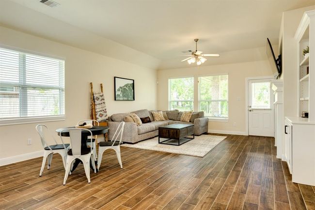 203 Bentwater Ln, House other with 4 bedrooms, 2 bathrooms and 2 parking in Clute TX | Image 13