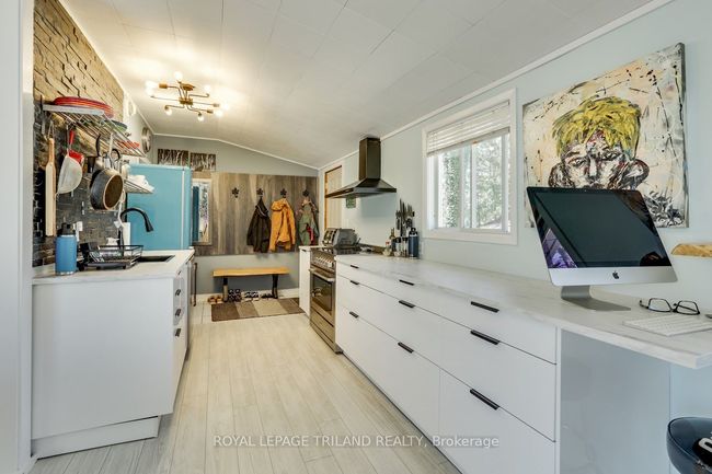 7933 Katharine Cres, House other with 2 bedrooms, 1 bathrooms and 5 parking in Port Franks ON | Image 4
