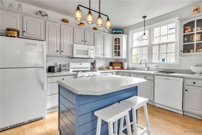 large eat in kitchen | Image 23