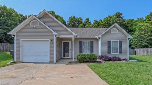 3789 Vanhoe Ln, Jamestown, NC, 27282-7781 | Card Image