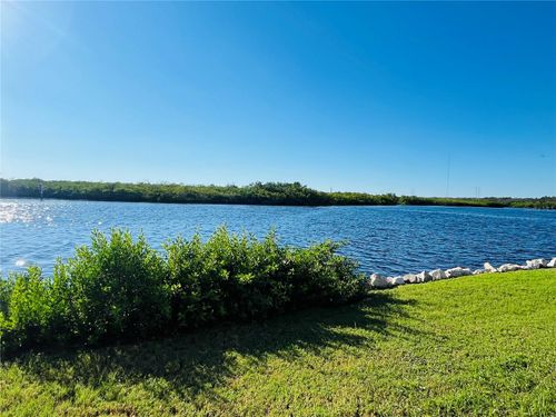 523 River View Ln, TARPON SPRINGS, FL, 34689-4113 | Card Image