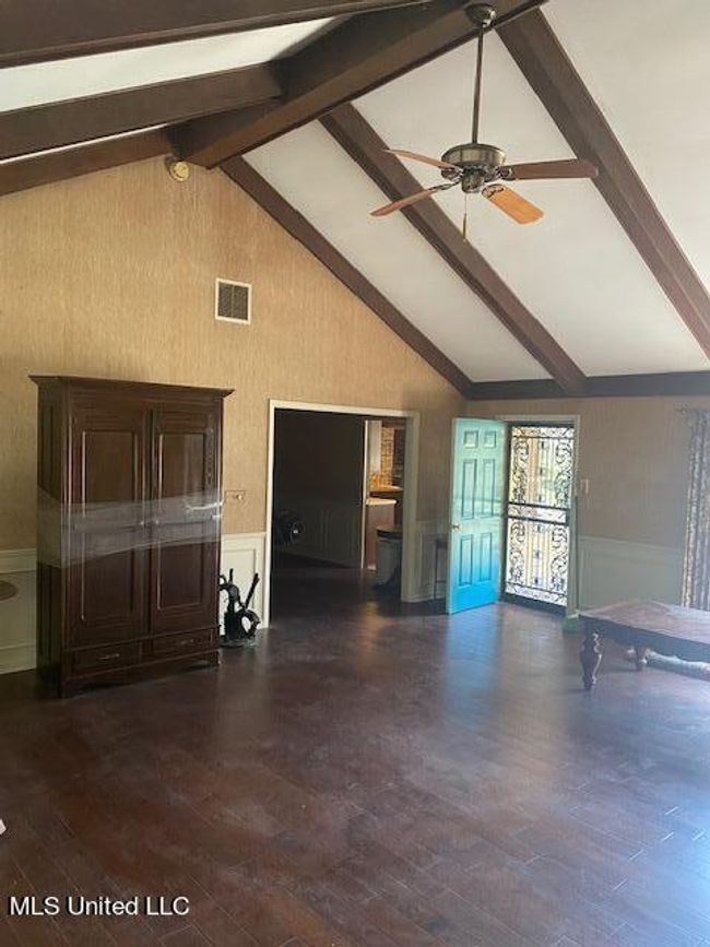 6 Cypress Creek den | Image 6