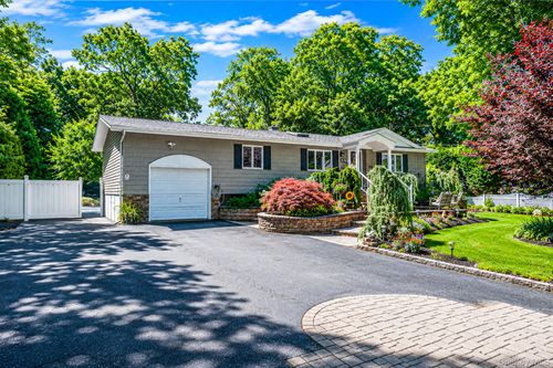 4 Cabin Ln, East Setauket, NY, 11733-3403 | Card Image