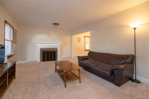 4 Francis Ave, Nyack, NY, 10960-1904 | Card Image