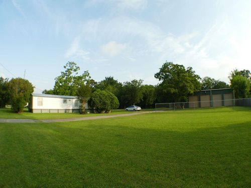 1615 E Wallisville Rd, Highlands, TX, 77562-3117 | Card Image