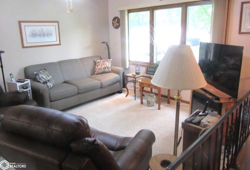 935 W M St, Forest City, IA, 50436-1325 | Card Image
