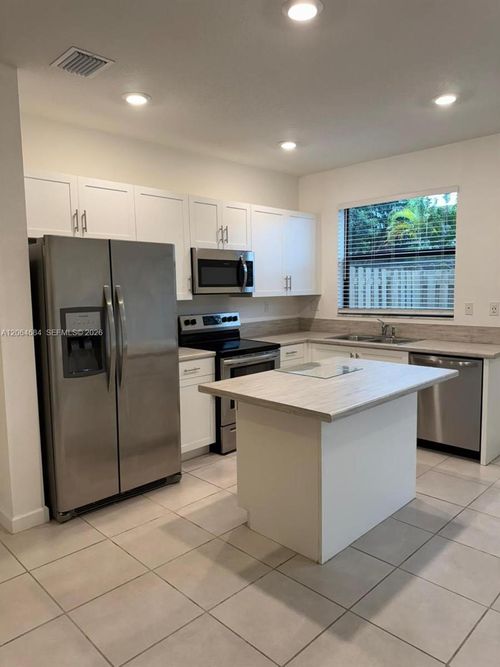 768-768 Ne 206th Ter, Miami, FL, 33179-2430 | Card Image