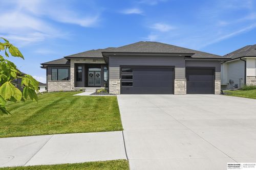 5426 Kestrel Pkwy, Elkhorn, NE, 68022-4264 | Card Image