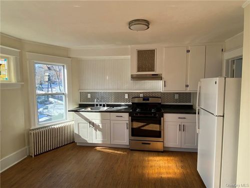 apt-2-20 S White St, Poughkeepsie, NY, 12601-3889 | Card Image