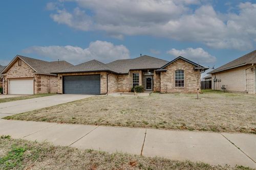 605 Kelsi Dr, Moore, OK, 73160-8585 | Card Image