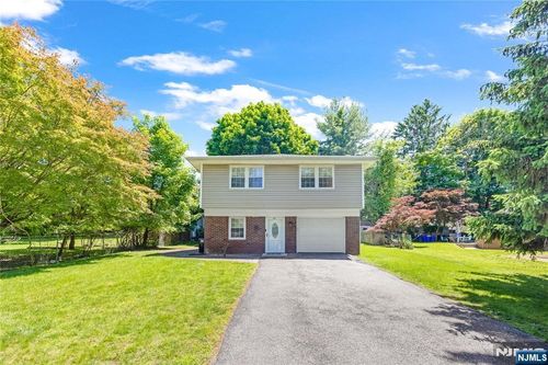 33 Mattocks Pl, Closter, NJ, 07624-1124 | Card Image