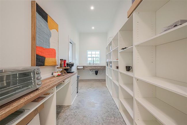 Huge Butler's pantry | Image 11