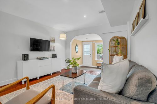 240 6th St, Etobicoke, ON, M8V3A7 | Card Image