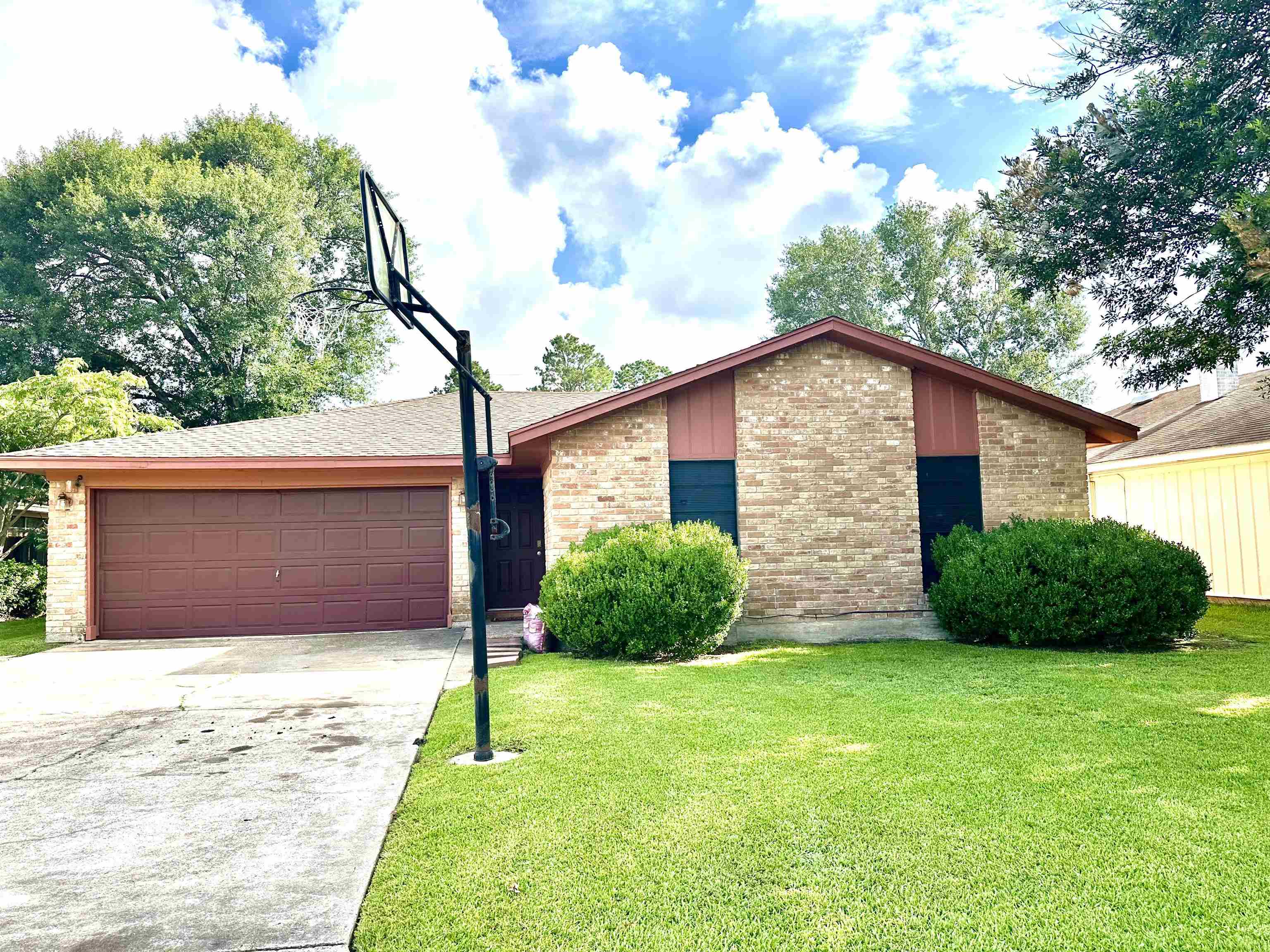 J Hood St, Beaumont, TX 77707