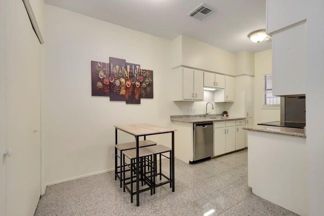 APT-103 - 106 E 30 Th St, Condo with 2 bedrooms, 2 bathrooms and 2 parking in Austin TX | Image 4