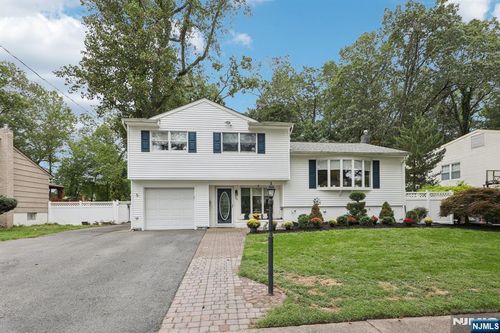 88 Hill Ct, Pompton Lakes, NJ, 07442-2111 | Card Image