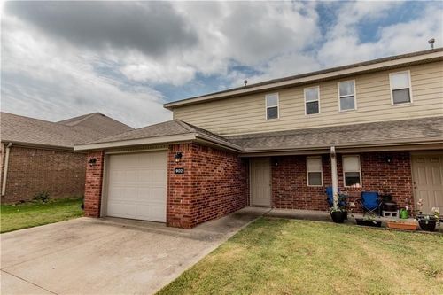 902 Oakwood Ln, Centerton, AR, 72719-9789 | Card Image