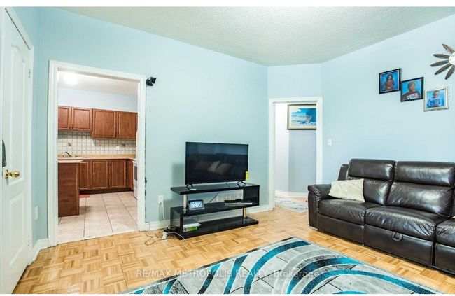 UPPER - 13 Savita Rd, House other with 3 bedrooms, 2 bathrooms and 2 parking in Brampton ON | Image 6