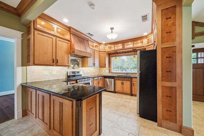 STUNNING KITCHEN OFFER GRANITE COUNTERTOPS, CUSTOM WOOD CABINETS AND PLENTY OF STORAGE | Image 14